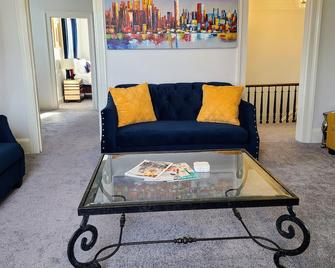 1876 Historical Manor. Luxury 2BR. Treat yourself. - Woodbridge - Living room
