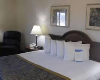 Lakewood Inn & Suites - Dowagiac - Bedroom