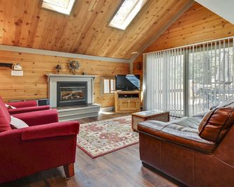 4 Pole House-Sunriver, Oregon: Bbq, Wifi, Sharc Aquatics, Tubing Hill, Mt. Bachelor, Golf, Deschutes River, Tennis, Bike Paths - Sunriver - Sala de estar