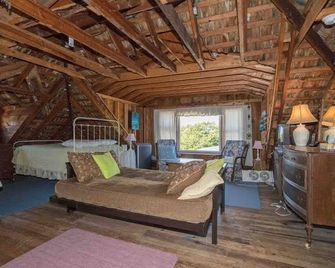 Beachfront Cottage Nestled Behind Dunes Just Steps Away From The Beach. - Cape May Point - Bedroom