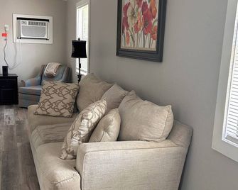 Cozy 1br 1bath with Full Kitchen in Hattiesburg - Hattiesburg - Living room