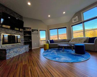 E7 Sunny Bretton Woods private home next to the slopes of Bretton Woods Hot Tub, Wifi - 卡羅爾(新罕布什爾州) - 客廳