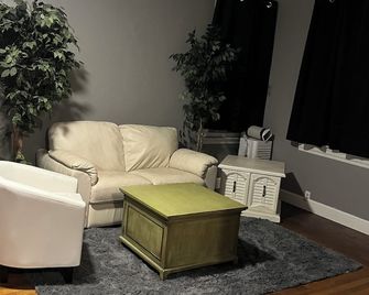 Grandmas house. Peaceful 2-bedroom get away in Oakdale - Oakdale - Living room