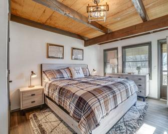 Chic Greek Peak Ski Resort Townhome with Balconies! - Cortland - Bedroom