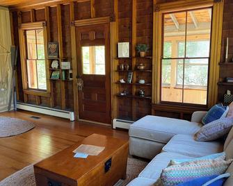 Hidden Cottage - Brooklin - Salon