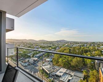 Stunning cityview 1BR Apt, 1 min to train - Brisbane - Balcó