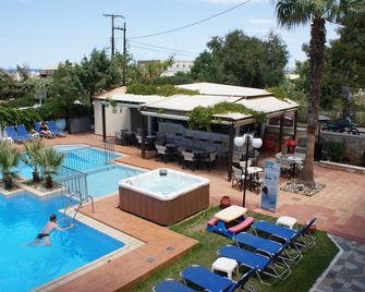 Sunny Suites - Maleme - Piscine