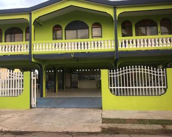 Combate Green House - Cabo Rojo - Edificio