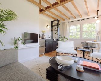 Cozy + Modern Stay for Winter Getaways, The Nook - New Windsor - Sala de estar