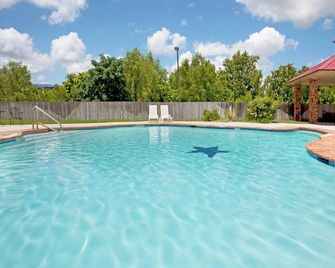 Holiday Inn Express & Suites Kerrville By IHG - Kerrville - Pool