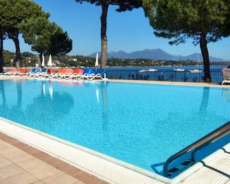 Front Lake Resort Le Corti del Lago by Interhome - Padenghe sul Garda - Piscina