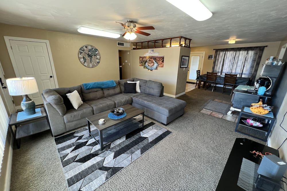 4 bdrm/ 2 bath house close to lake Powell, antelope canyon and horseshoe bend - Page - Soggiorno