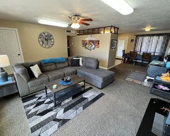 4 bdrm/ 2 bath house close to lake Powell, antelope canyon and horseshoe bend - Page - Living room