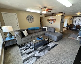 4 bdrm/ 2 bath house close to lake Powell, antelope canyon and horseshoe bend - Page - Soggiorno