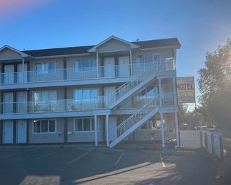 Raccoon Lodge Motel - Sylvan Lake - Building