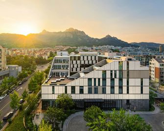 فلو آند كو كينجداو، أوتوجراف كوليكشن - تشينغداو - مبنى