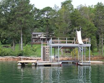 Knot 4 Reel' gentle slope, private hot tub, double deck dock, slide. 5 bathroom - La Follette - Building