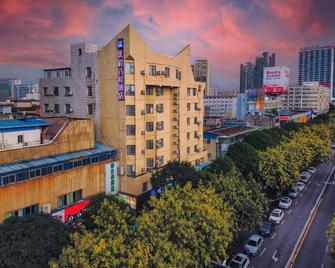 Unitour Hotel, Qinzhou Niannianfeng Square - Qinzhou - Building
