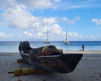 5 mins walk to the beach, restaurants, bars, dive centers, car rentals etc - Beau Vallon - Strand