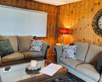Country living in the midst of the city - Cleveland - Living room