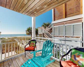 Three-story beachfront retreat with a Gulf view, game room, washer/dryer & AC - St. George Island - Balcón