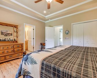 3 Mi to Dtwn Hiawassee: Mountain Cottage w/ Views - Hiawassee - Bedroom