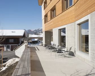 Saanen Gstaad Youth Hostel - Saanen - Patio