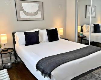 Smart & Stylish 2-Bedroom Unit - Chicago - Bedroom