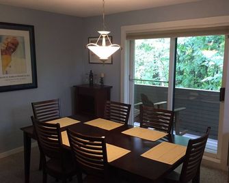 Beautiful condo across from Loon! Clean and updated. - Lincoln - Dining room