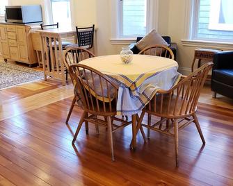 Great Lovely Cambridge 3 Bdrm/ 2 Bath Victorian: 2-3 Blocks To Davis Sq T - Cambridge - Essbereich