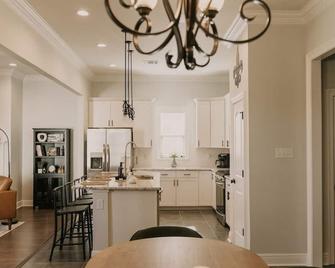 Contemporary Fast Wifi Comfortable - Lake Charles - Kitchen