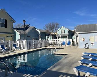 Comfortable 2-Br Cottage, 2 Blocks To Beach - Myrtle Beach - Piscina