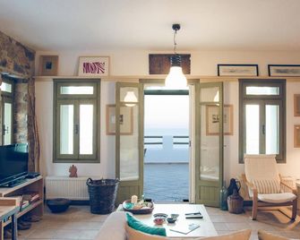 Plori House - Σκύρος