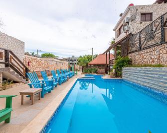 Hotel Vista de Aguilas Ecolodge - Pedernales - Pool