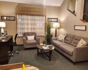 Baymont by Wyndham, Fort Collins - Fort Collins - Living room