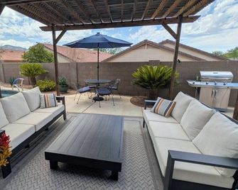Cozy Casa on cul-de-sac corner lot, heated spa, bring your fur baby! - Oro Valley - Balkón