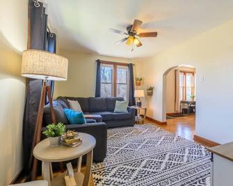 Full Kitchen|Location|Family Friendly - Alpena - Huiskamer