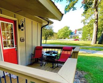 Mike & Angie’s Private Cozy fully furnished Guest House. Free TV & WiFi. - Joplin - Terasa