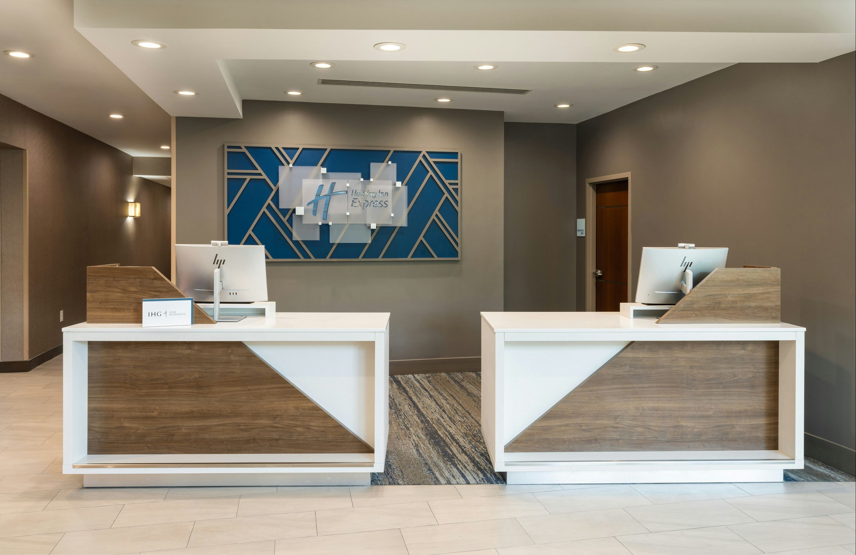 Holiday Inn Express Miami Airport-Blue Lagoon Area By IHG - מיאמי - דלפק קבלה