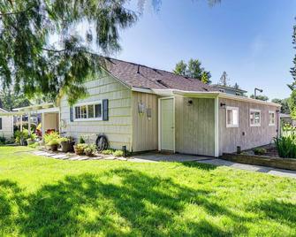 Charming Updated Retreat Walk to Lake Stevens! - Lake Stevens - Edificio