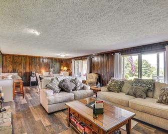 Tee Off in the Mtns Sky Valley Condo with View! - Dillard - Living room