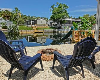Fun-Filled Flamingo Getaway | Kayaks, Water Slide, Patio & Fully Fenced Waterfront Yard - Weeki Wachee - Patio