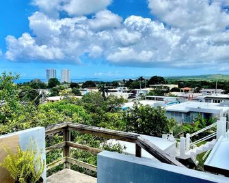 Jay's home by the beach & rainforest - Luquillo - Balcón