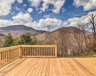 Waynesville Smart Cabin w/ Hot Tub & Views! - Waynesville - Balcony