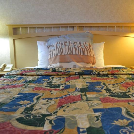 Bedroom view of Valley Inn San Jose