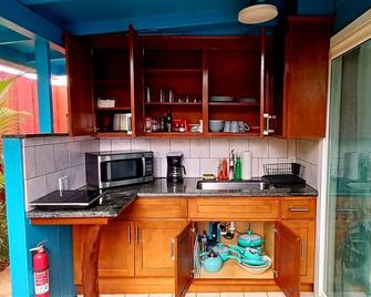 Slice of Heaven Studio - Waialua - Kitchen