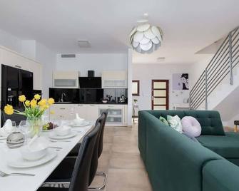 Apartment With Pool by Renters Prestige - Wisełka - Jadalnia
