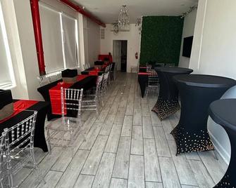 Bright white space for events, ceremonies, celebrations, classes, and more! - Brooklyn - Restaurante