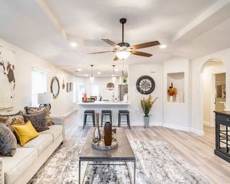 Modern Home Near Bmt & Downtown San Antonio - سان انطونيو - غرفة معيشة