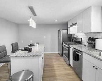 Beautiful Brookpark House - Brook Park - Kitchen